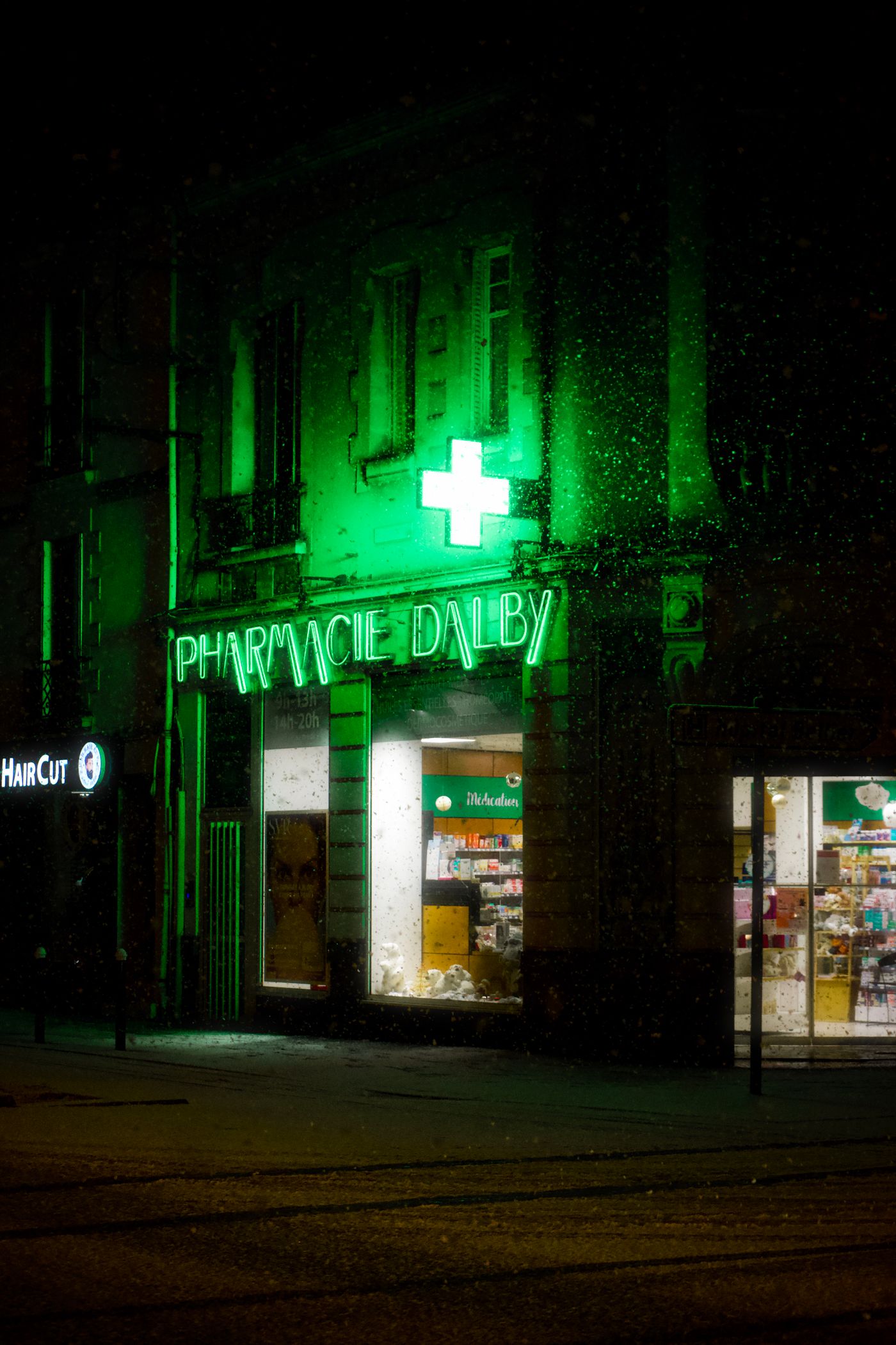 Croix verte et façade d’une officine en France